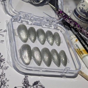 Silver cat eye press on nails – metallic magnetic shimmer reusable nails by Glow Nails